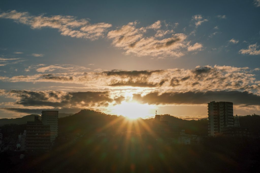 自宅ベランダから見る牛田山越しの朝日